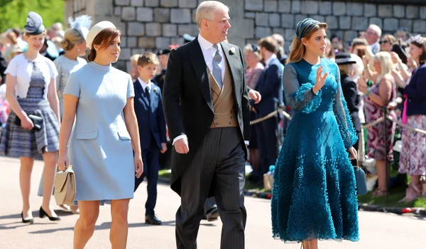 Printesa Beatrice, Printesa Eugenie si Printul Andrew in 2019, la nunta lui Harry cu Meghan. FOTO  Getty Images 960049188 jpg