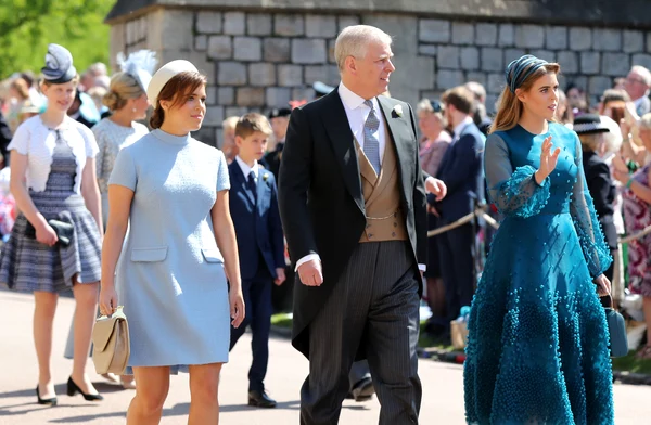 Printesa Beatrice, Printesa Eugenie si Printul Andrew in 2019, la nunta lui Harry cu Meghan. FOTO  Getty Images 960049188 jpg