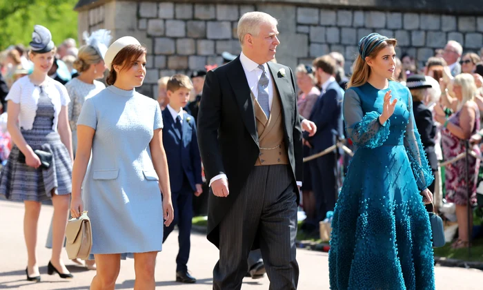 Printesa Beatrice, Printesa Eugenie si Printul Andrew in 2019, la nunta lui Harry cu Meghan. FOTO  Getty Images 960049188 jpg