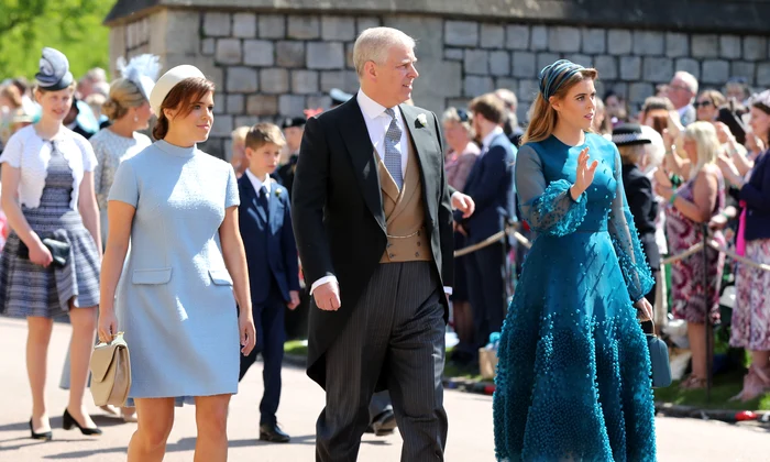 Printesa Beatrice, Printesa Eugenie si Printul Andrew in 2019, la nunta lui Harry cu Meghan. FOTO  Getty Images 960049188 jpg