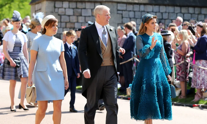Printesa Beatrice, Printesa Eugenie si Printul Andrew in 2019, la nunta lui Harry cu Meghan. FOTO  Getty Images 960049188 jpg