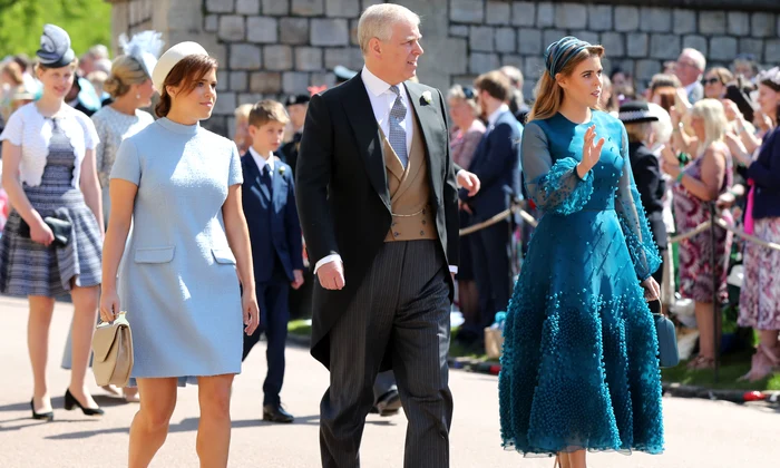 Printesa Beatrice, Printesa Eugenie si Printul Andrew in 2019, la nunta lui Harry cu Meghan. FOTO  Getty Images 960049188 jpg