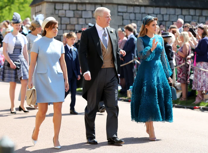 Printesa Beatrice, Printesa Eugenie si Printul Andrew in 2019, la nunta lui Harry cu Meghan. FOTO  Getty Images 960049188 jpg