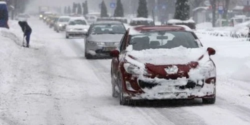 Traficul în Bucureşti se desfăşoară din ce în ce mai greu deoarece creşte stratul de zăpadă