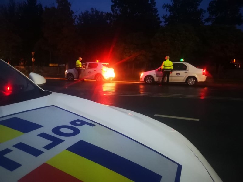 Accident cu trei răniți provocat de un tânăr care a intrat cu mașina pe contrasens și a izbit două autoturisme