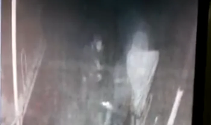 
    Agresorul a fost surprins de camerele de supravegherefoto: captură  
