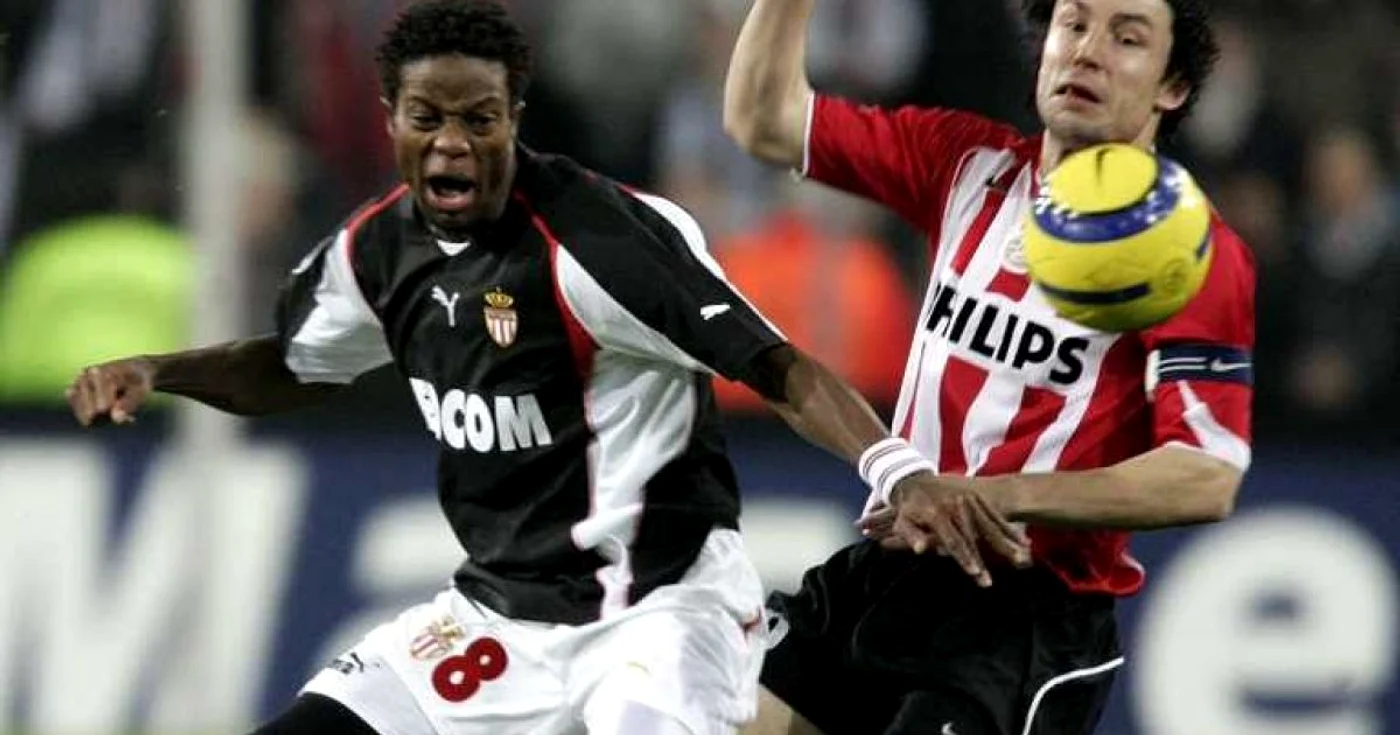 Mohamed Kallon (stânga), pe vremea când juca la AS Monaco
