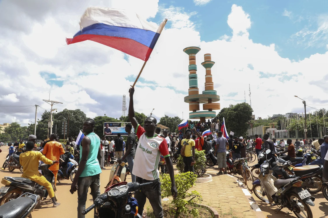 Steagul rusesc la un miting de susținere a loviturii de stat din Burkina Faso FOTO EPA-EFE