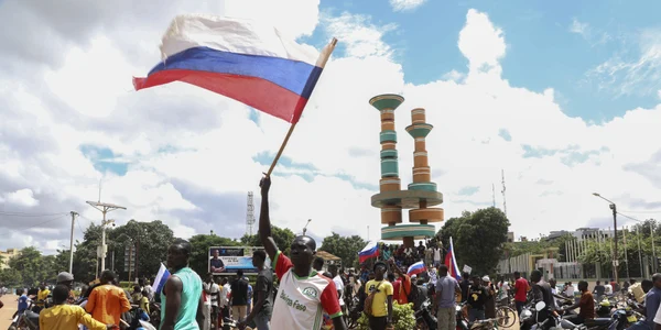 Un bărbat flutură un steag rusesc în timpul unui miting de susținere a loviturii de stat în Ouagadougou, Burkina Faso FOTO EPA EFE jpg