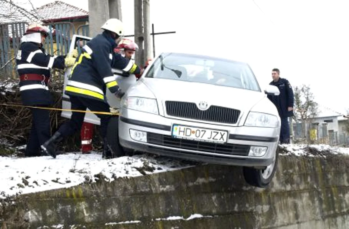 Şoferul ghinionist a fost la un pas să ajungă cu autoturismul în râpă.