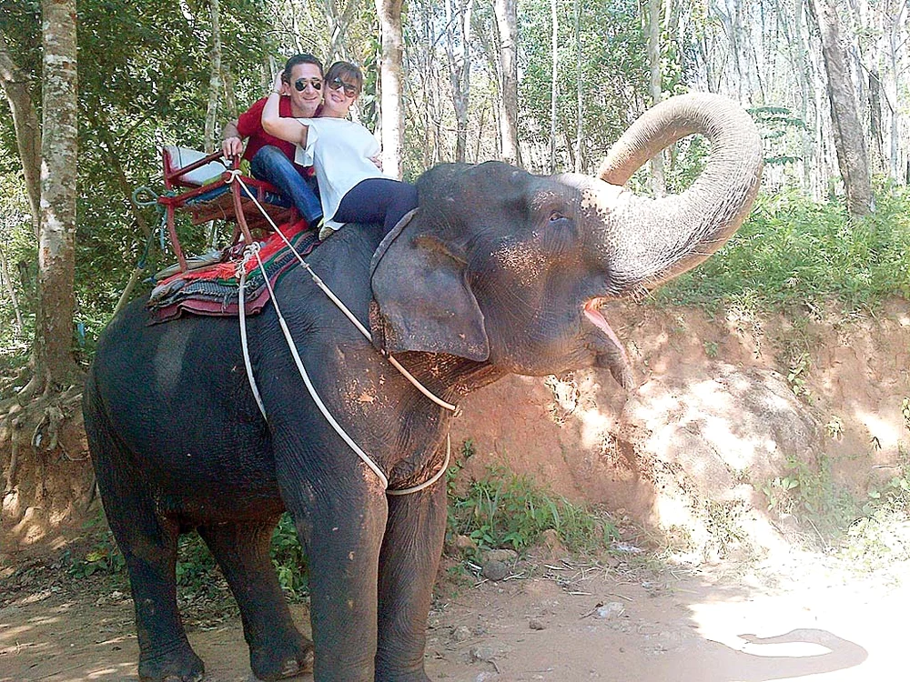 
    Gabriel şi Georgiana  Fătu îşi petrec luna  de miere în exotica  Thailanda  