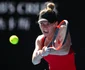 Simona Halep loveşte o minge în meciul din semifinale contra nemţooaicei Angelique Kerber în timpul turneului Australian Open 2018 pe Melbourne Park în Melbourne Australia FOTO Guliver / Getty Images / Clive Brunskill / Getty Images)