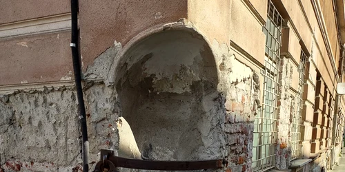 casa cu lacat1 jpg