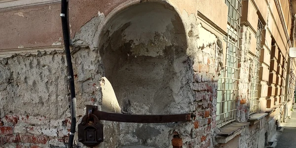 casa cu lacat1 jpg