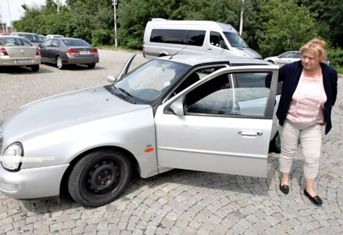 Ora 15.08 Ileana şi-a făcut praf janta de la roata din stânga faţă
