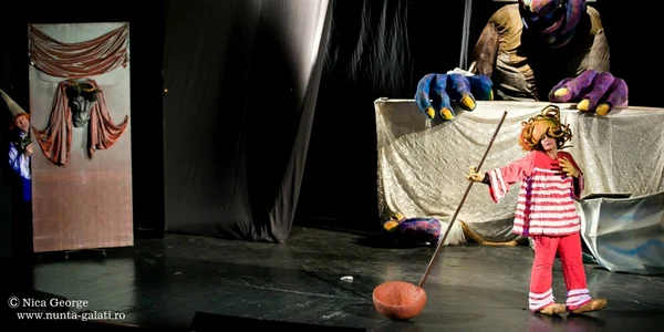 Imagine din spectacolul „Jack şi fasolea fermecată” FOTO TPMG Galaţi