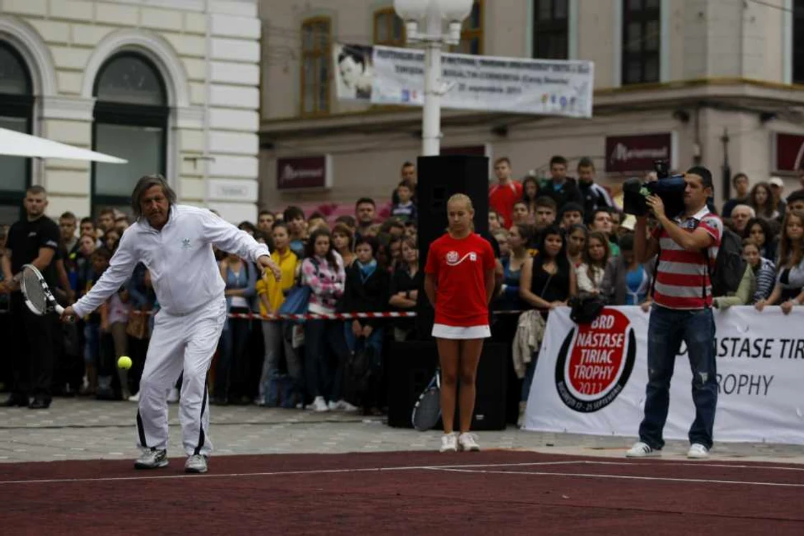 Vedetele joacă tenis în Piaţa Victoriei din Timişoara