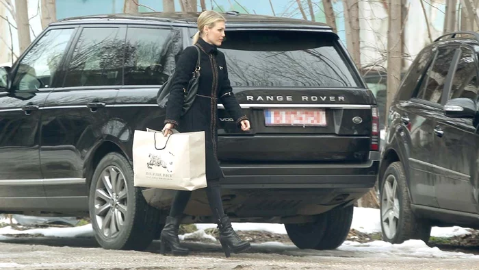 După ce s-a înnoit, blonda s-a urcat în bolidul luxosFoto: Mihai Ionescu