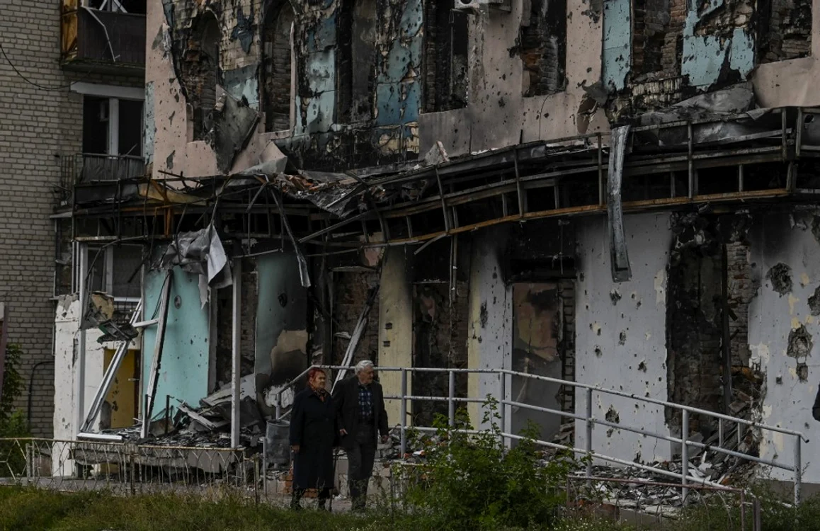 Clădire distrusă de bombardamente în Izium, Harkov FOTO AFP