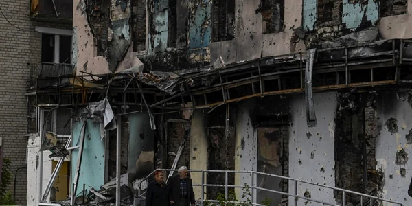 Clădire distrusă de bombardamente in Izium, Harkov FOTO AFP