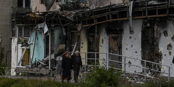 Clădire distrusă de bombardamente in Izium, Harkov FOTO AFP