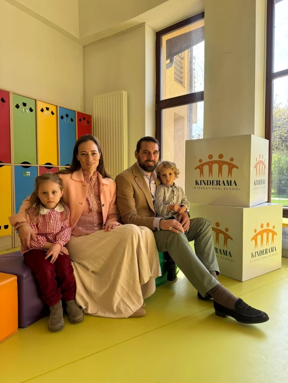 Nicolae și Alina ai României împreună cu copiii lor foto FB jpg