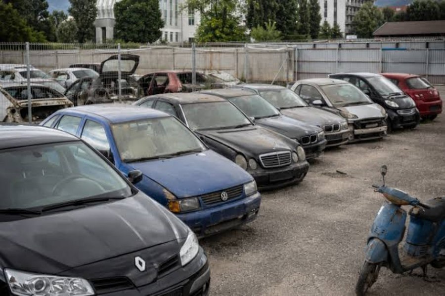 O primărie din țară vinde mașini abandonate cu prețuri plecând de la 50 de lei. Care sunt condițiile și lista autoturismelor