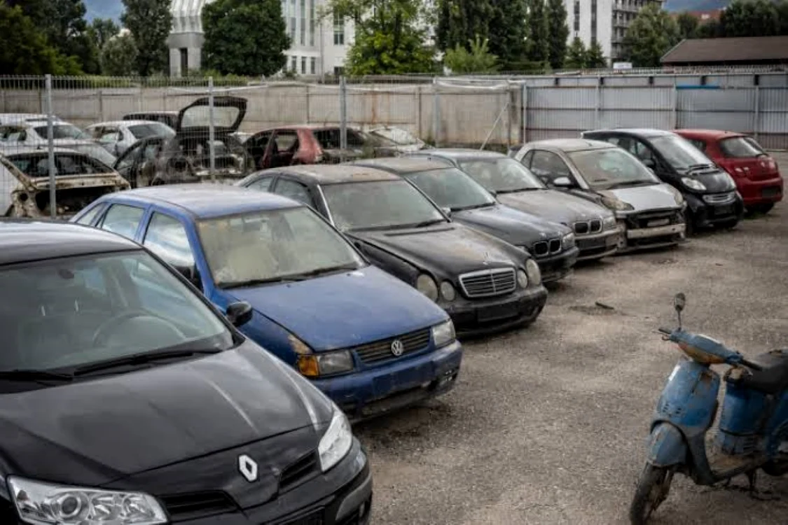Maşini abandonate, scoase la licitaţie. FOTO: Gazeta de Cluj
