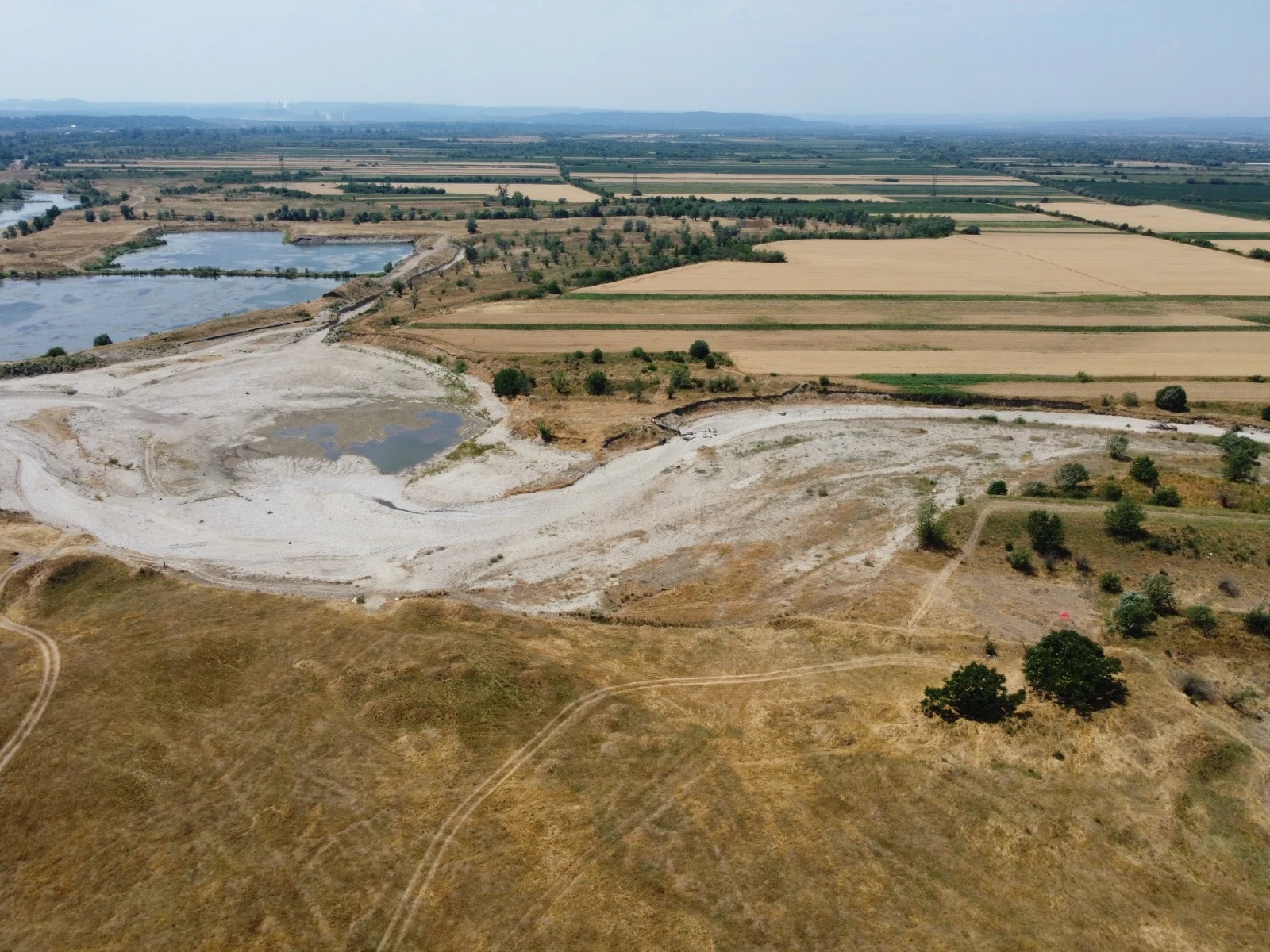 Firmă din Gorj, acuzată că a exploatat ilegal agregate minerale din albia Jiului. La cât se ridică prejudiciul