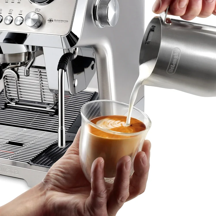 Procesul de turnare a laptelui pentru latte art cu o latieră De'Longhi Foto ECS Coffee