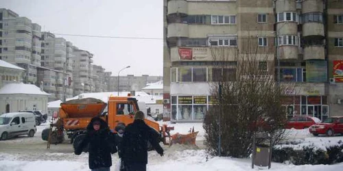 Mașinile intervin pentru a înlătura zăpada de pe străzi