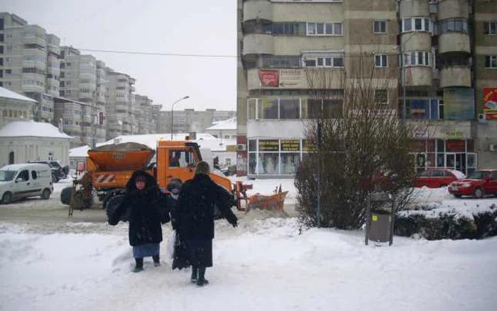Mașinile intervin pentru a înlătura zăpada de pe străzi
