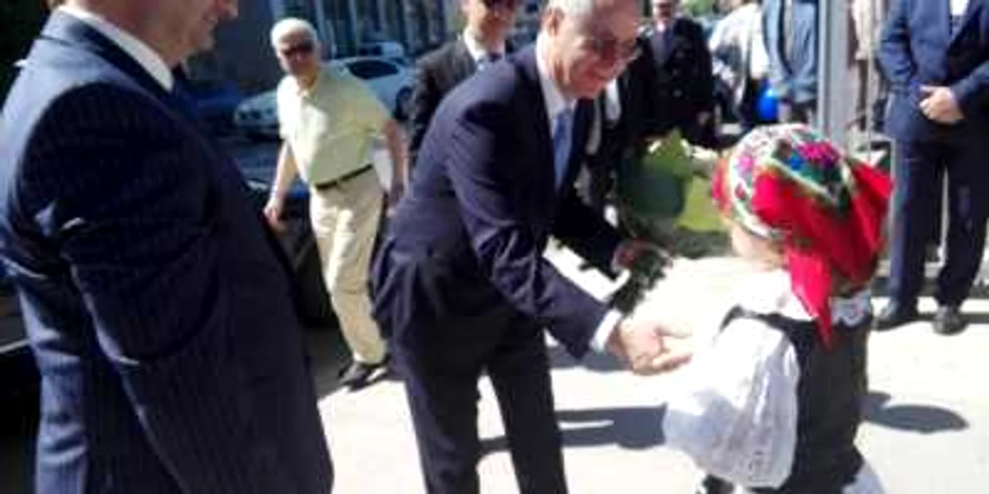 Ministrul a fost întampinat cu flori de către o campioană FOTO Claudia Untaru