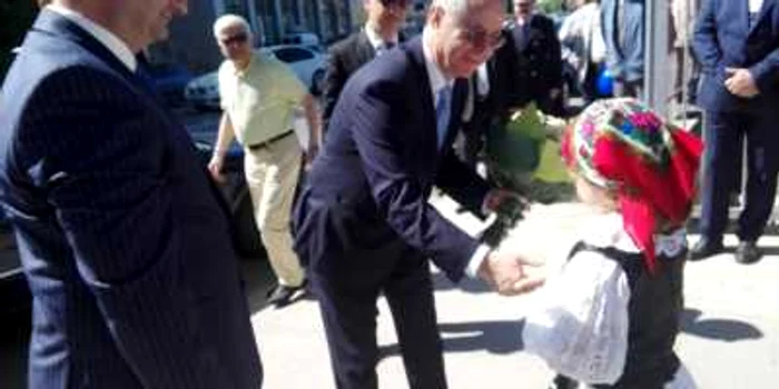 Ministrul a fost întampinat cu flori de către o campioană FOTO Claudia Untaru