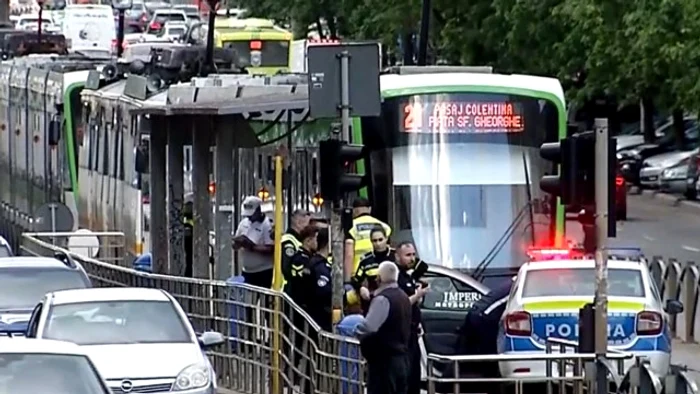 O maşină de poliţie a spulberat un tânăr pe trecerea de pietoni, în Capitală.