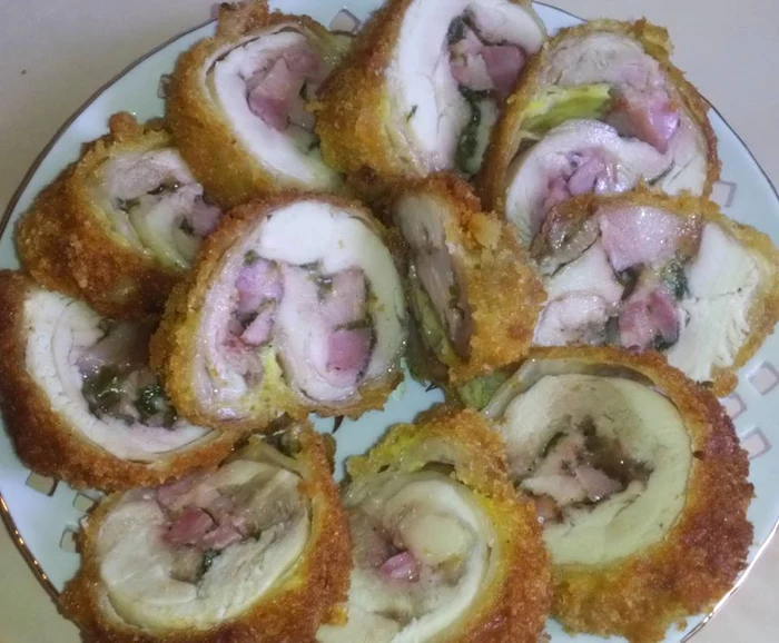 
    Ruladă de pui cu kaizer  