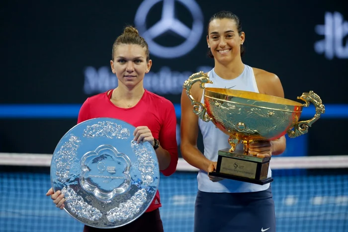 Simona Halep (stânga) s-a consolat cu faptul că finala de la Beijing a propulsat-o pe locul 1 WTA