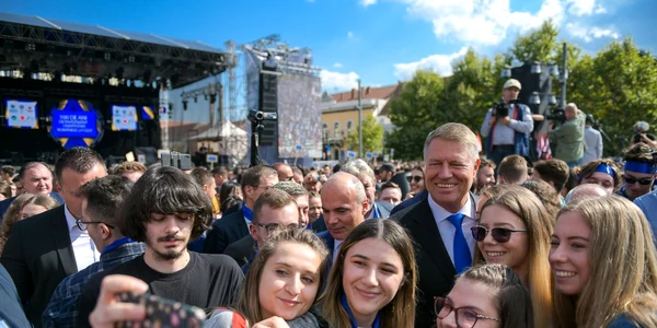 Klaus Iohannis selfie cu tineri FOTO Facebook 