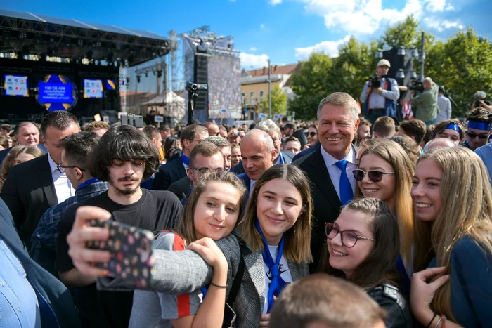 Klaus Iohannis selfie cu tineri FOTO Facebook