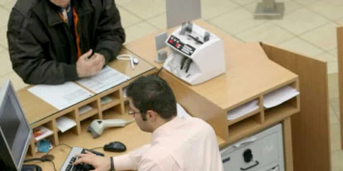 Băncile reduc dobânzile, dar cresc comisioanele
