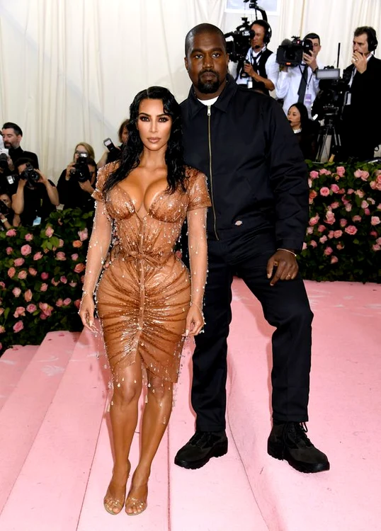 
    Kanye West si  Kim Kardashian  