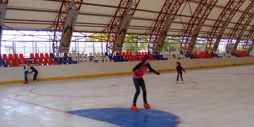 Buzoienii sunt aşteptaţi cu mic cu mare la patinoar