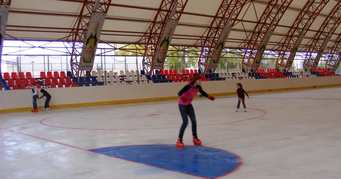 Buzoienii sunt aşteptaţi cu mic cu mare la patinoar