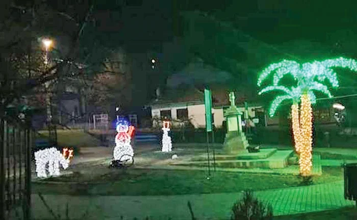 
    Decoraţiunile sunt puse în jurul Monumentului Eroilor  