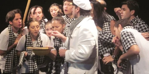 Din distribuția spectacolului „12 scaune“ face parte toată trupa Teatrului „Mihai Eminescu“. Sursa: Info-Prim Neo