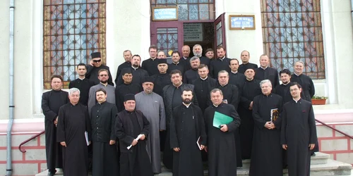 Preotul Isăilă (stânga sus cu ochelari de soare), nevoit să renunțe la terenul oferit de Ministerul Apărării