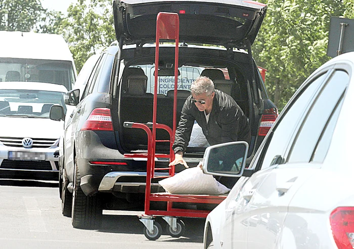 A îndesat în portbagaj  cumpărăturile pentru grădină