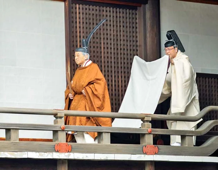 2019. Împăratul Akihito predă sigiliile imperiale, sabia şi bijuteriile Crizantemei şambelanilor oficializând retragerea de pe tron
