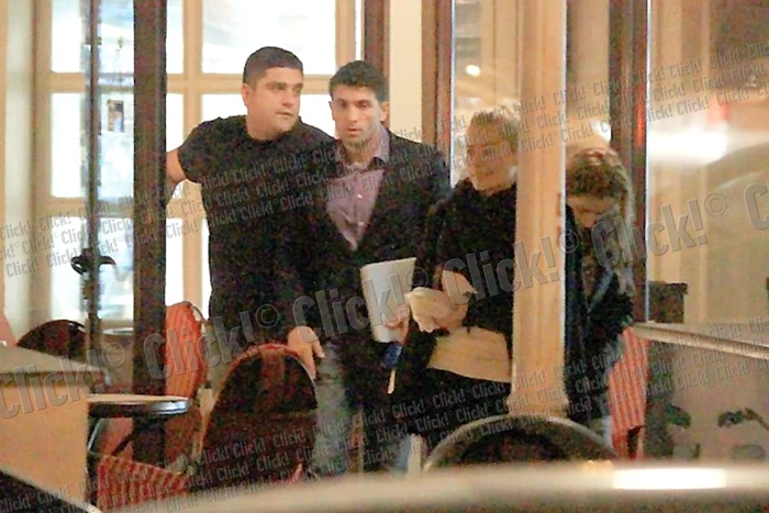 Laura şi Cosmin erau cu ochii în patru la ieşirea din restaurant (FOTOGRAFII: click!)