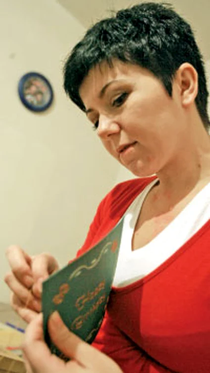 Alina coase cu atenţie fiecare ilustrată